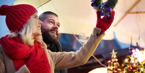 paar-das-weihnachtskranze-nach-oben-schaut