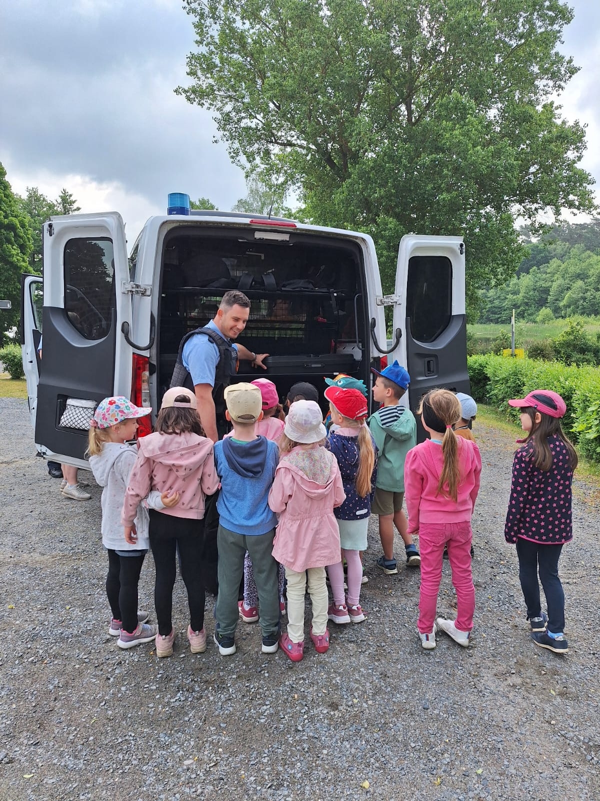 Die Polizei besucht uns- Einblicke in die Ausstattung