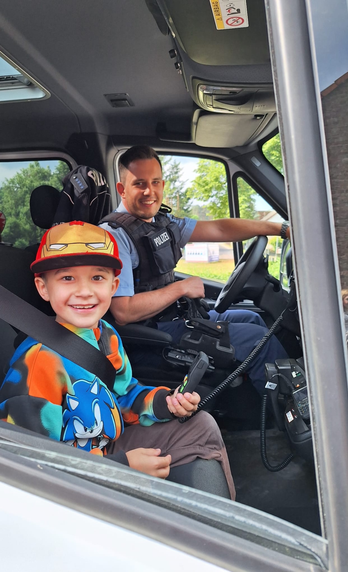 Die Polizei besucht uns- wir durften sogar mitfahren.