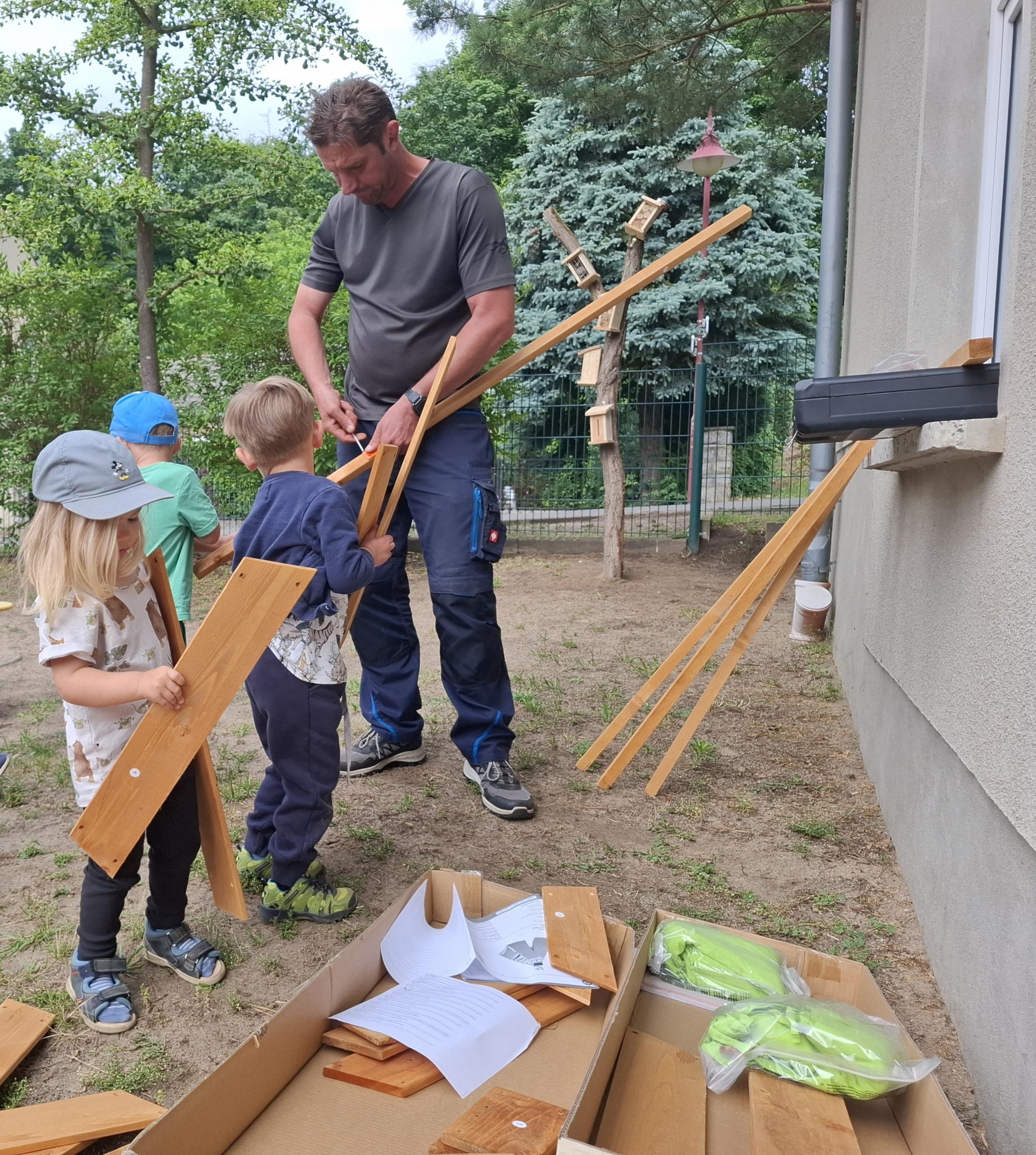 Unser Kinderfest am 31.05.24- Unser Hausmeister baut das Geschenk, ein Tipi, mit den Kindern auf