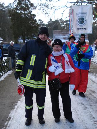 Die Schnakenbeker Feuerwehr begleitet den Karnevalsumzug