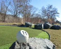 Minigolfbahn mit Nummer 11.