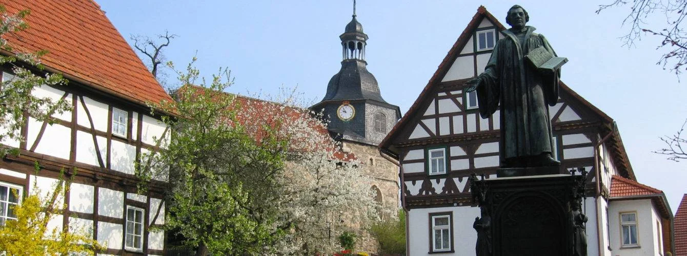 lutherdenkmal_stammhaus_u._kirche_moehra2_1340x500
