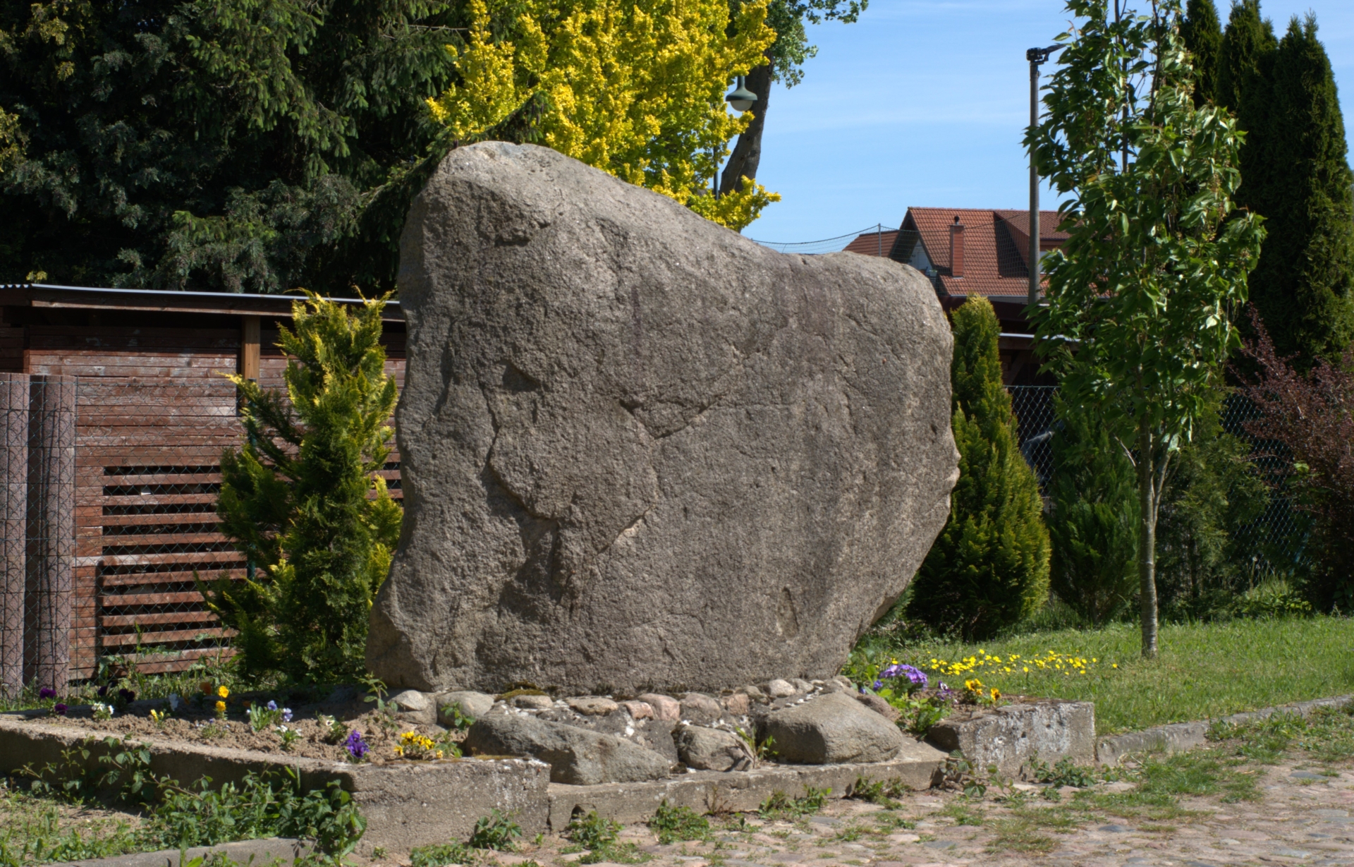 Findling aus der Eiszeit in Rogeez