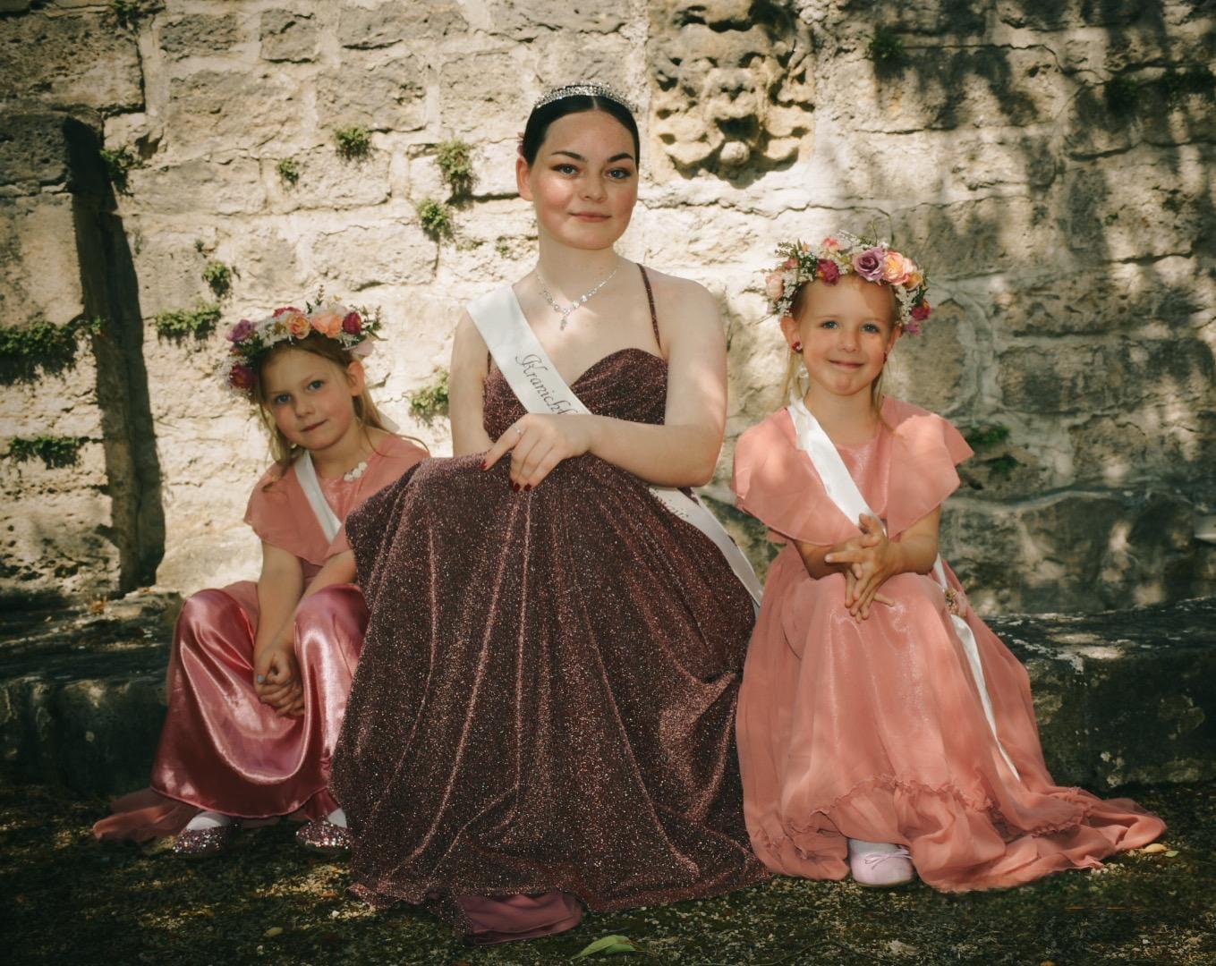 Kranichfelds Rosenkönigin Merritt mit den Blumenkindern Lisa und Freya