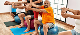 mittelalte-menschen-trainieren-mit-einem-fitnessball