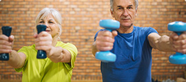 senior-trainieren-im-fitnessstudio