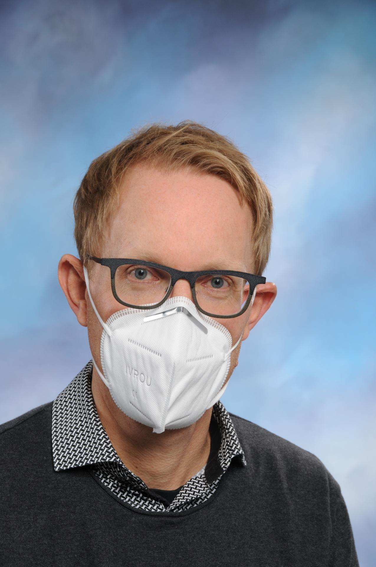 Schulleiter mit Maske!
