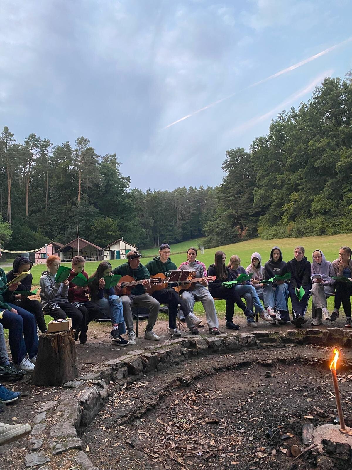 Gitarre spielen am Lagerfeuer