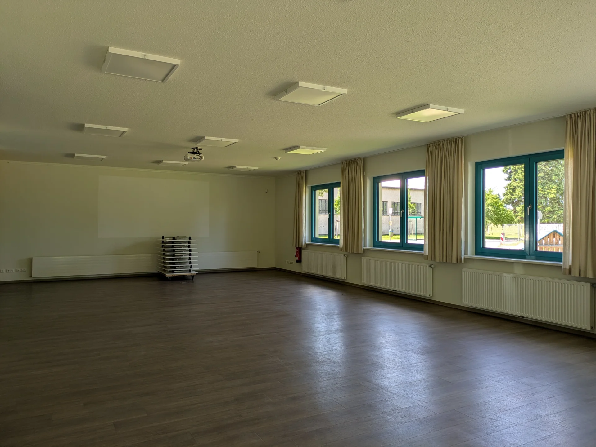 Feierraum mit Beamer und Projektionsfläche
