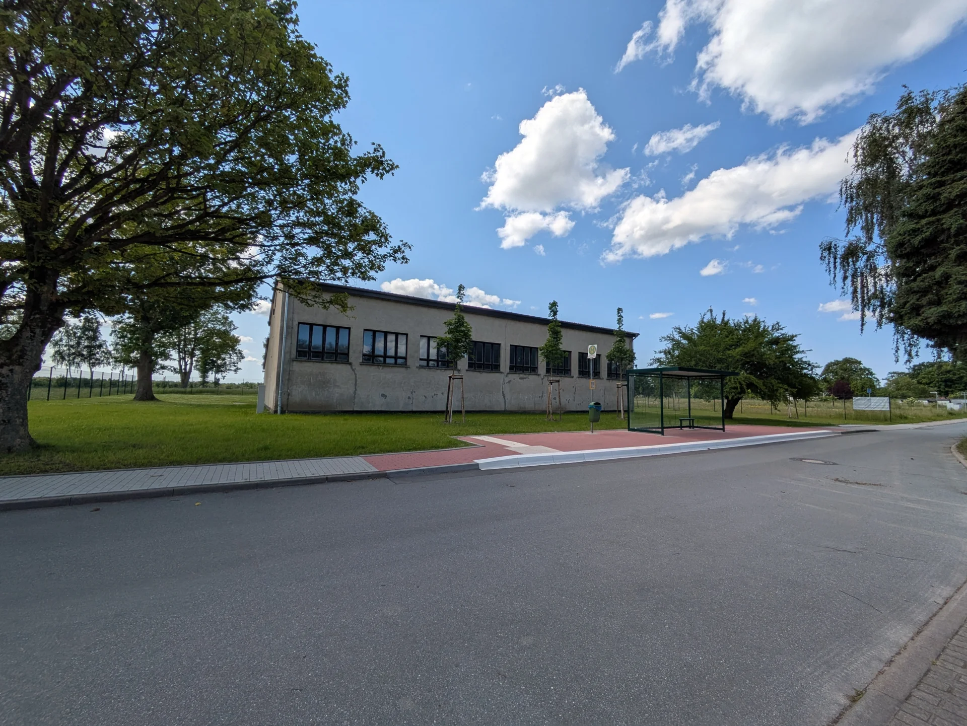 Alte Sporthalle vor dem Baugebiet