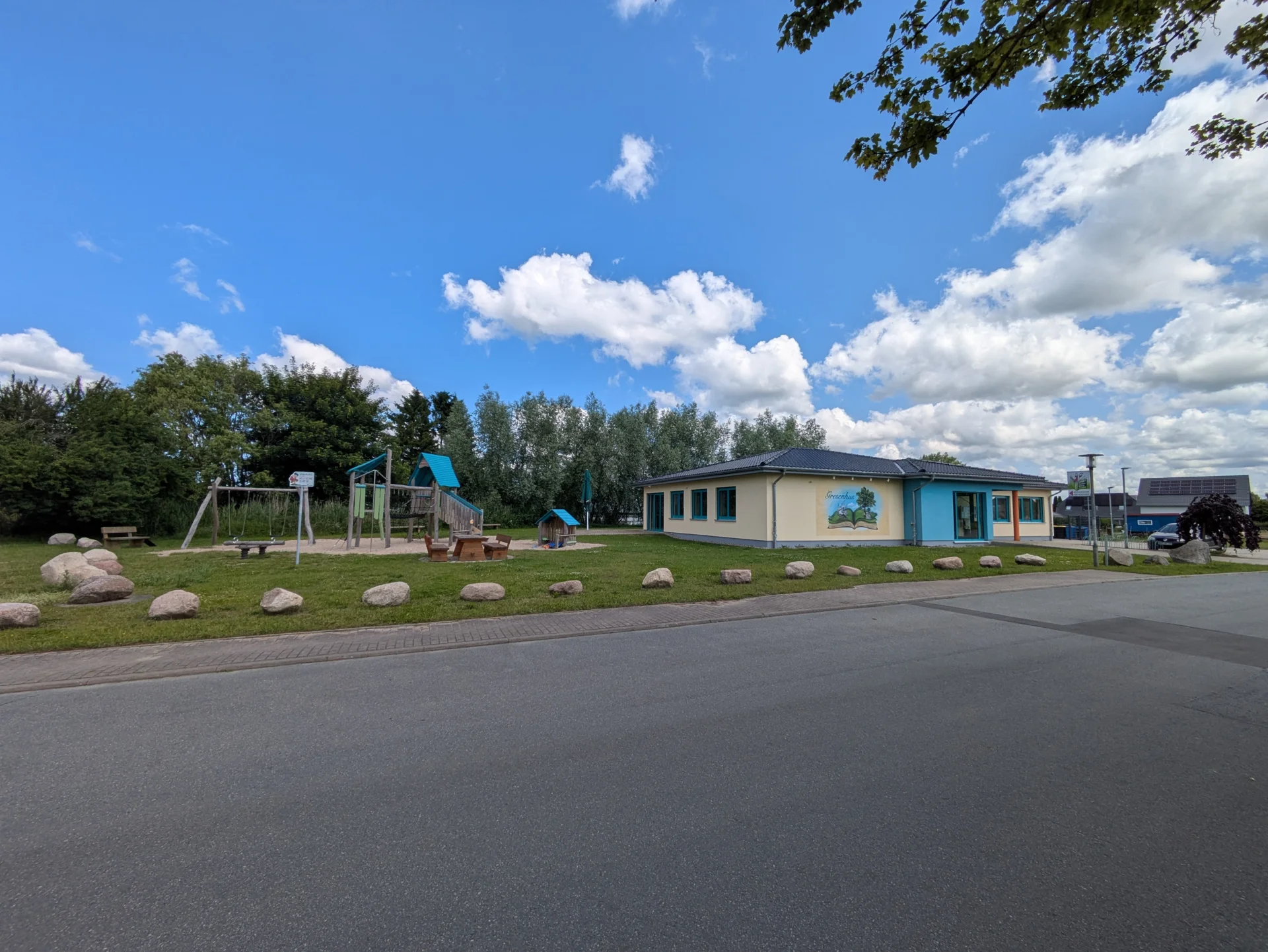 Spielplatz am Dorfgemeinschaftshaus direkt gegenüber des Baugebiets