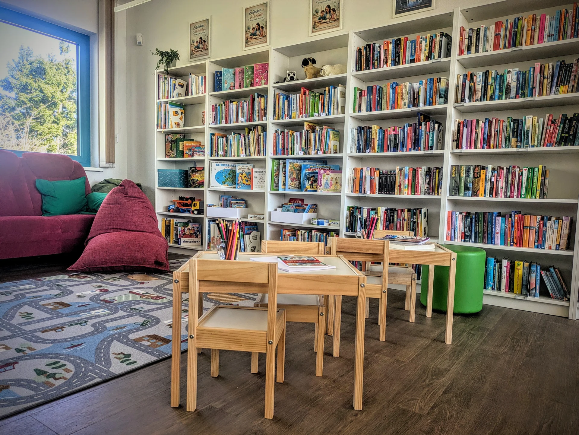 Kindertische und Stühle