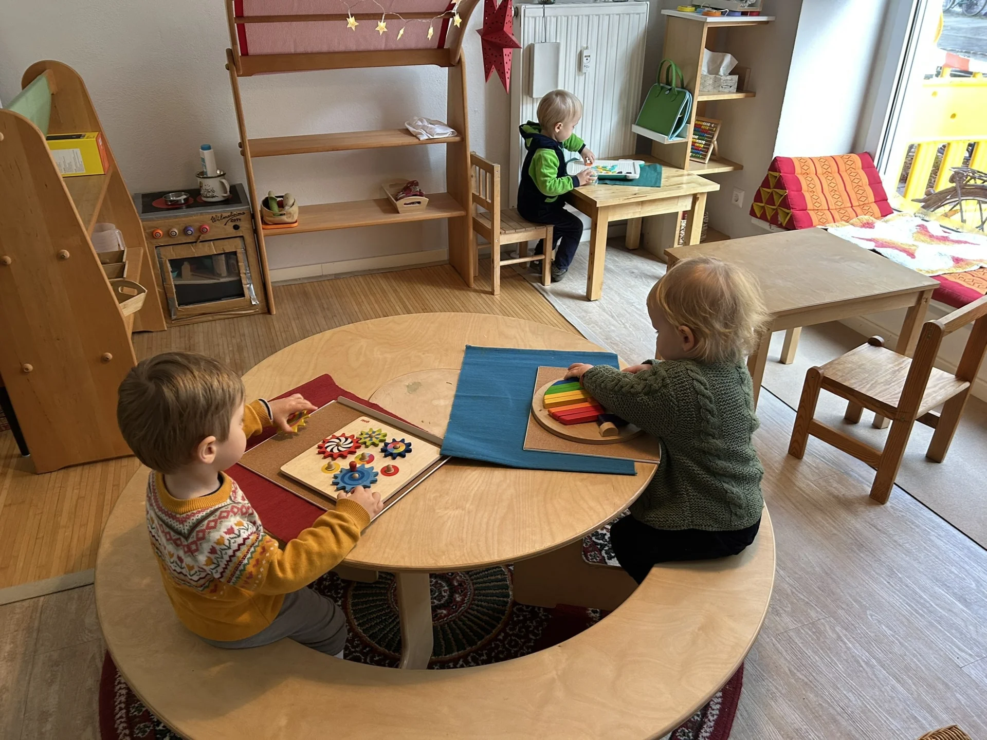 Kinder im raum spielend