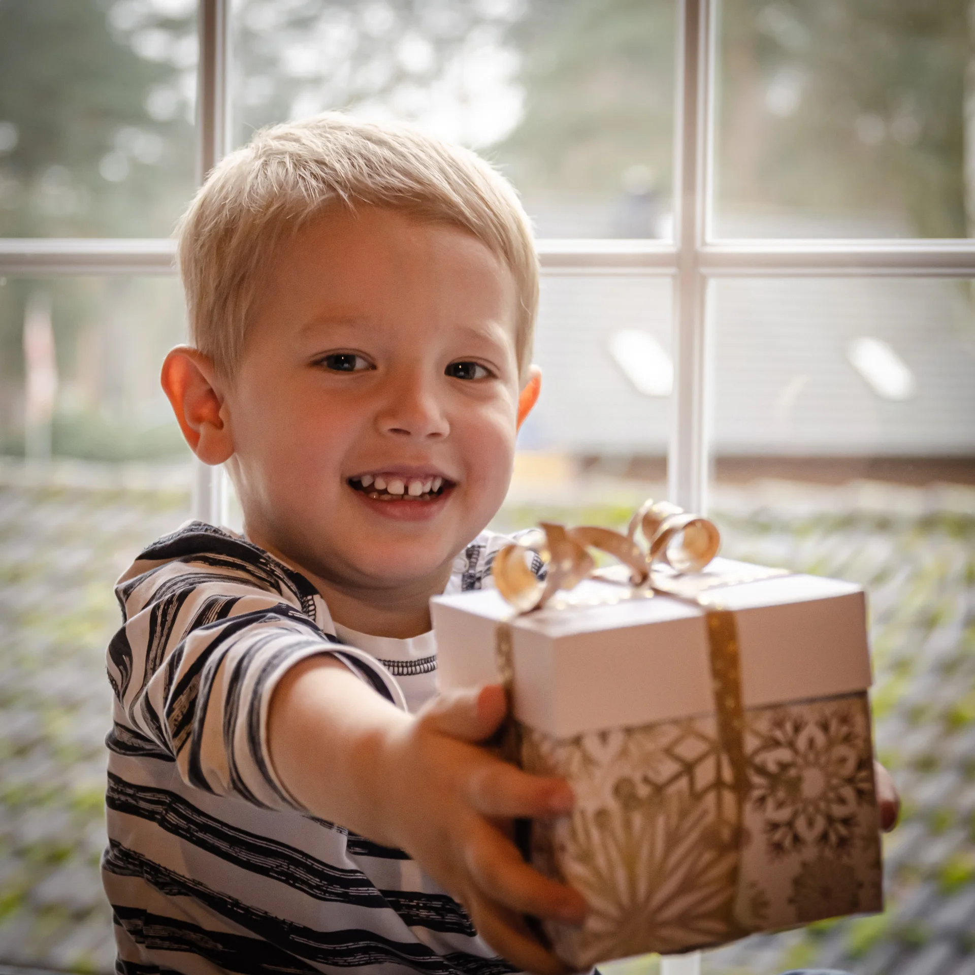 Kind mit einem Geschenk