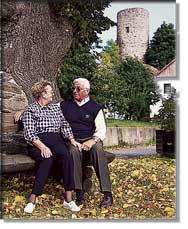 Ehepaar vor Turm Ehepaar vor Turm
