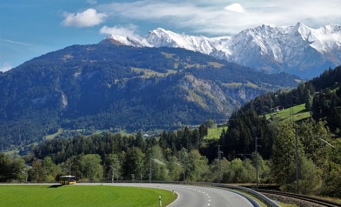 Straße mit Berg im Hintergrund