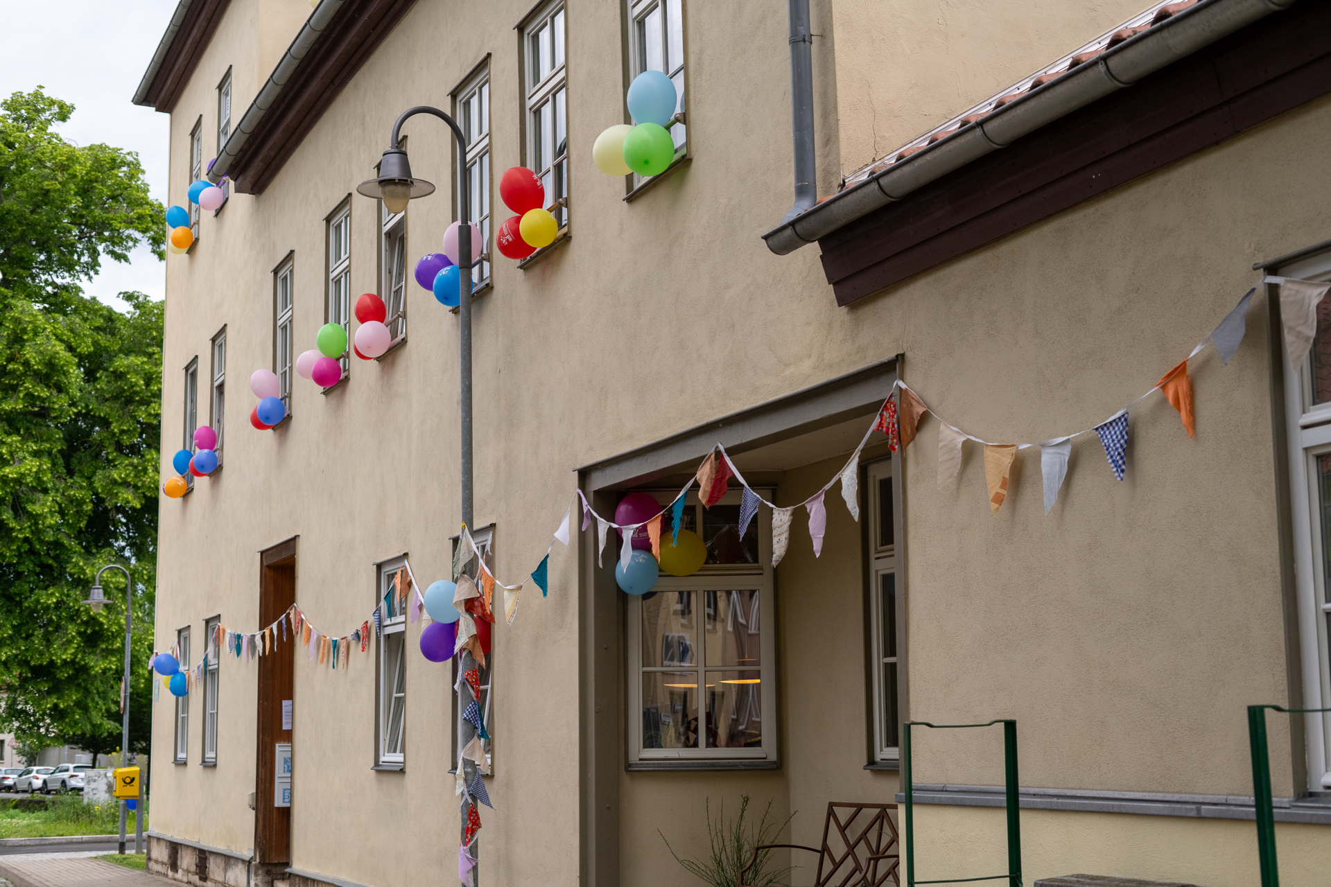 Haus der Wohngruppe Aufwind, geschmückt mit bunten Luftballons und Wimpeln