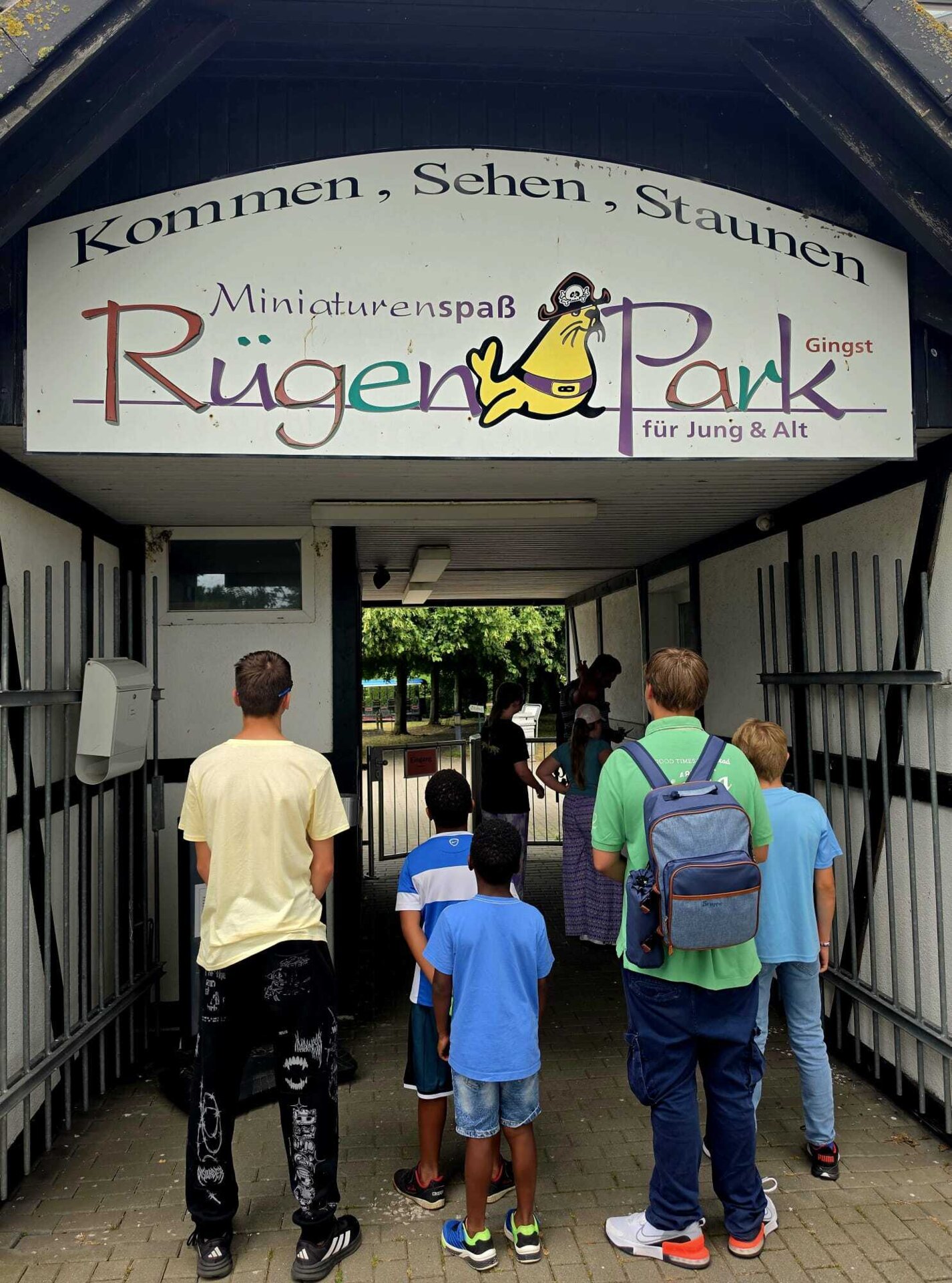 fünf Kinder stehen vor dem Eingang des Rügenparks mit dem Rücken zum Betrachter