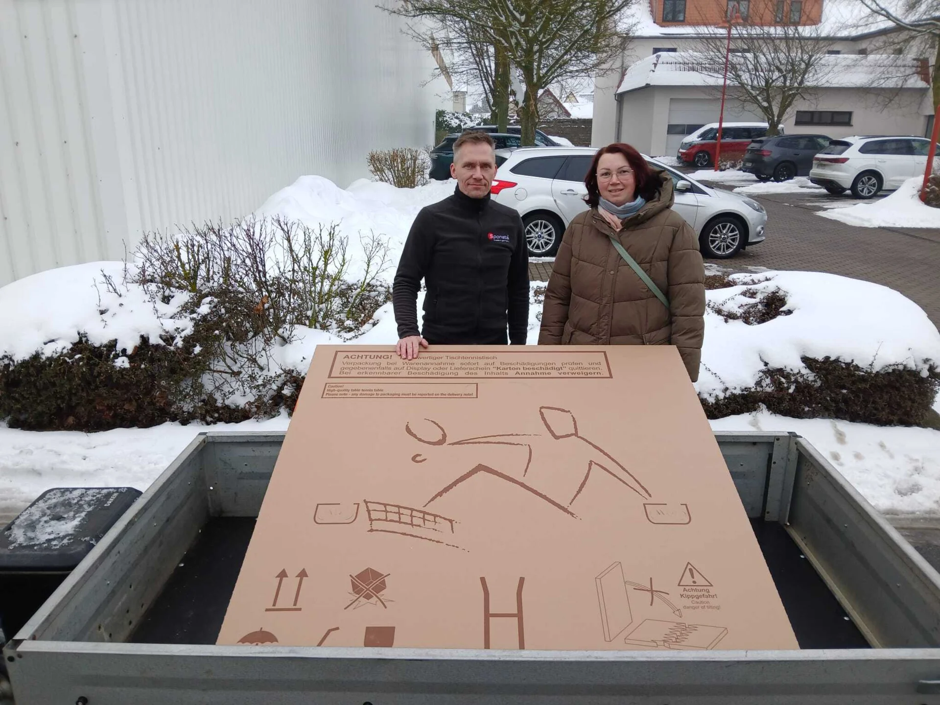 Die Einrichtungsleiterin bei der Übergabe mit Herr Vollrath von Sponeta.