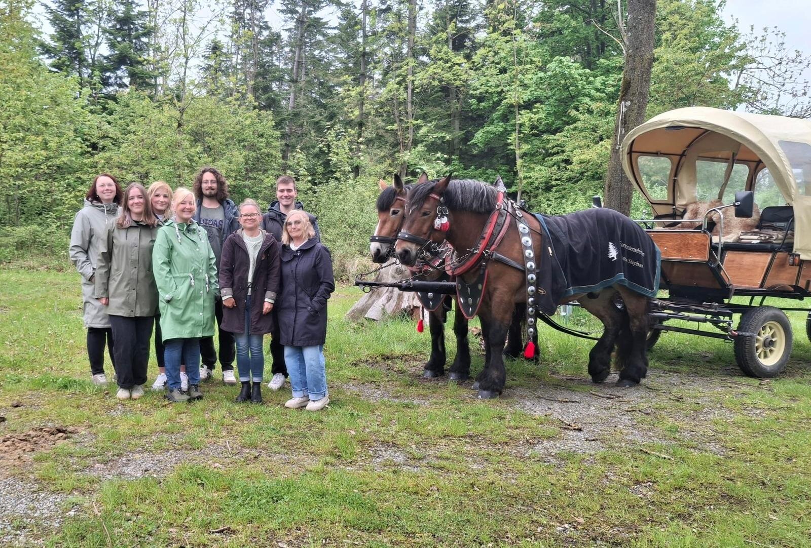 Ein Gruppenbild vor unserer "Kutsche".