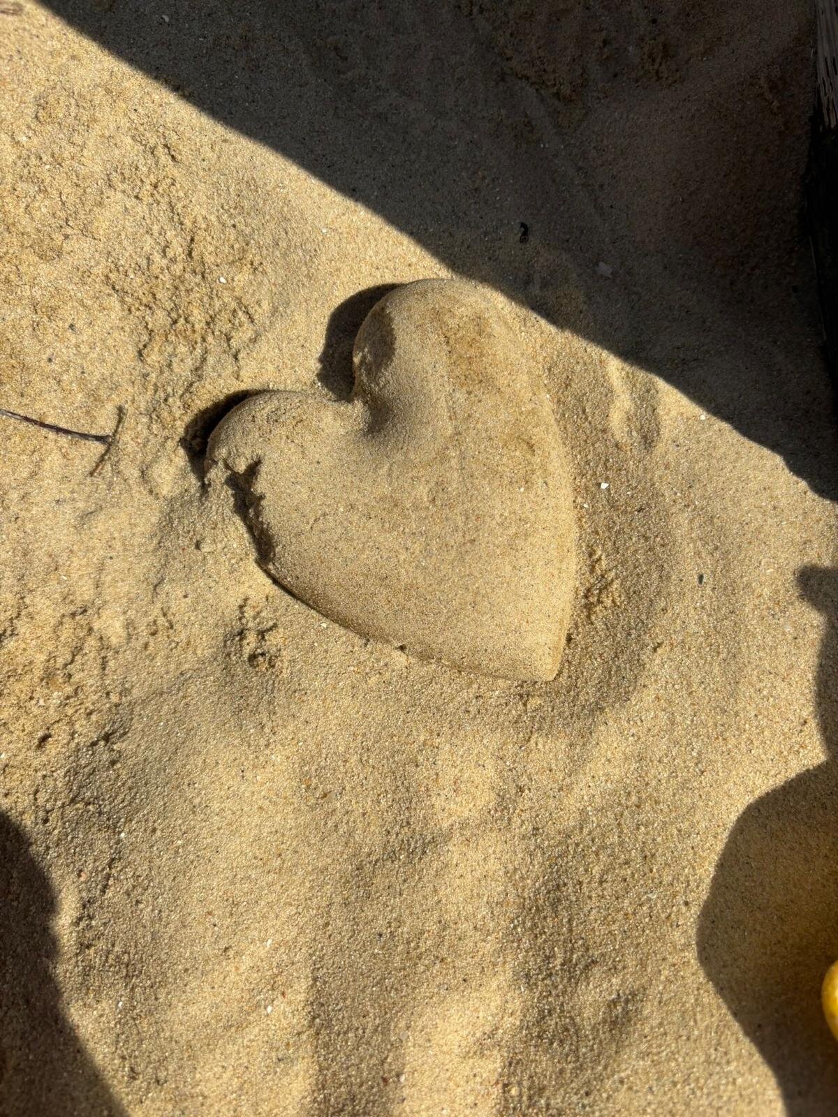 Ein Herz aus Sand.