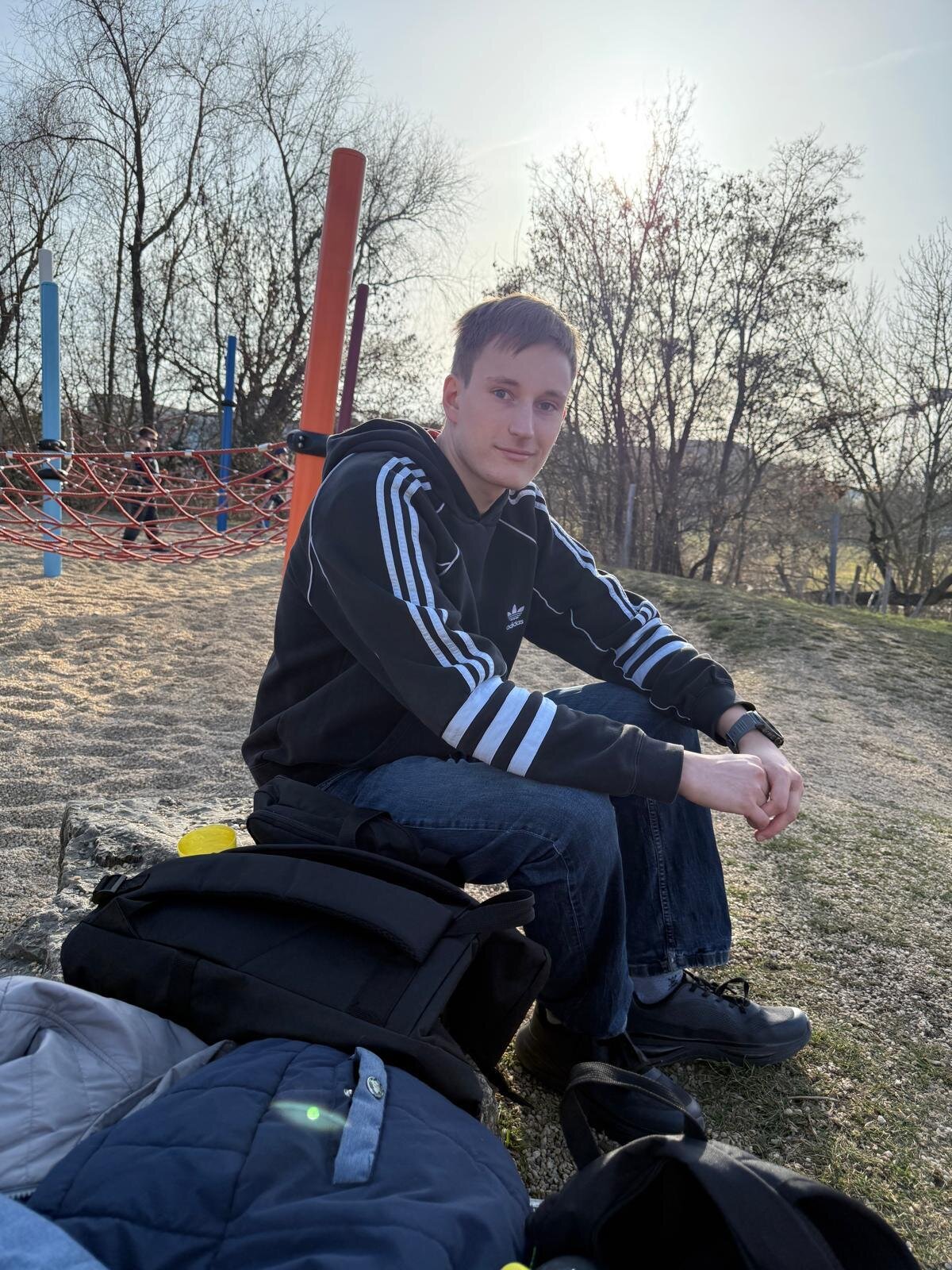 Ein Jugendlicher, der die Sonne genoss.
