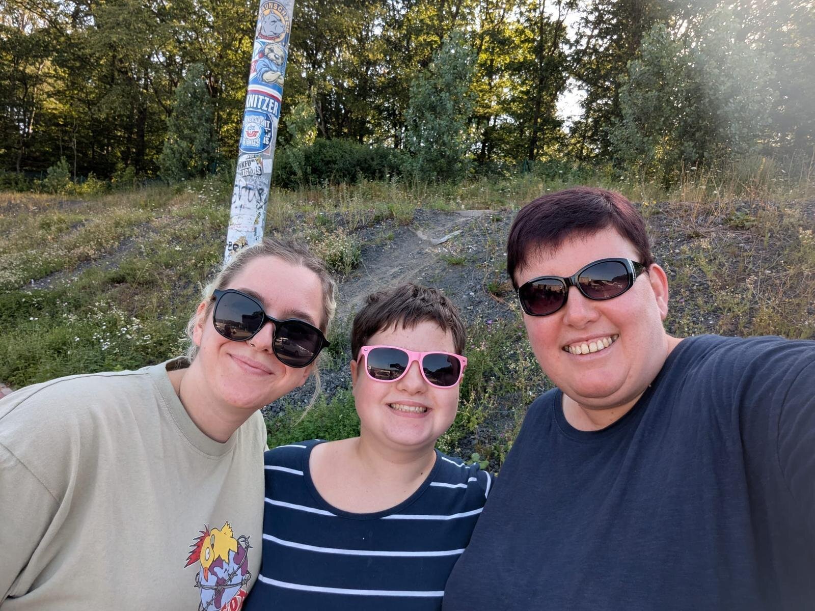 Ein Selfie mit zwei Betreuerinnen und einer Bewohnerin.