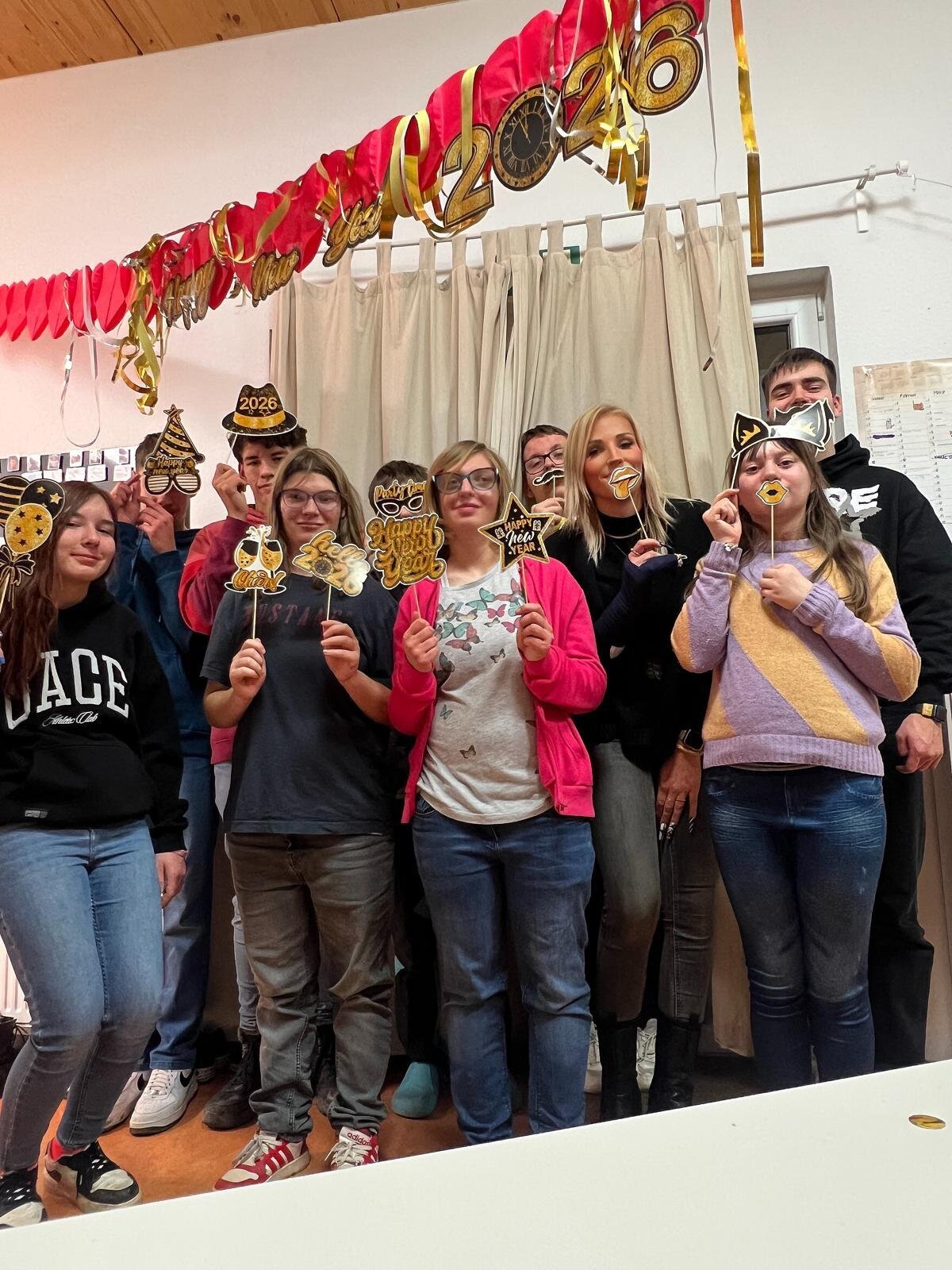 Ein Gruppenbild mit allen anwesenden Personen.