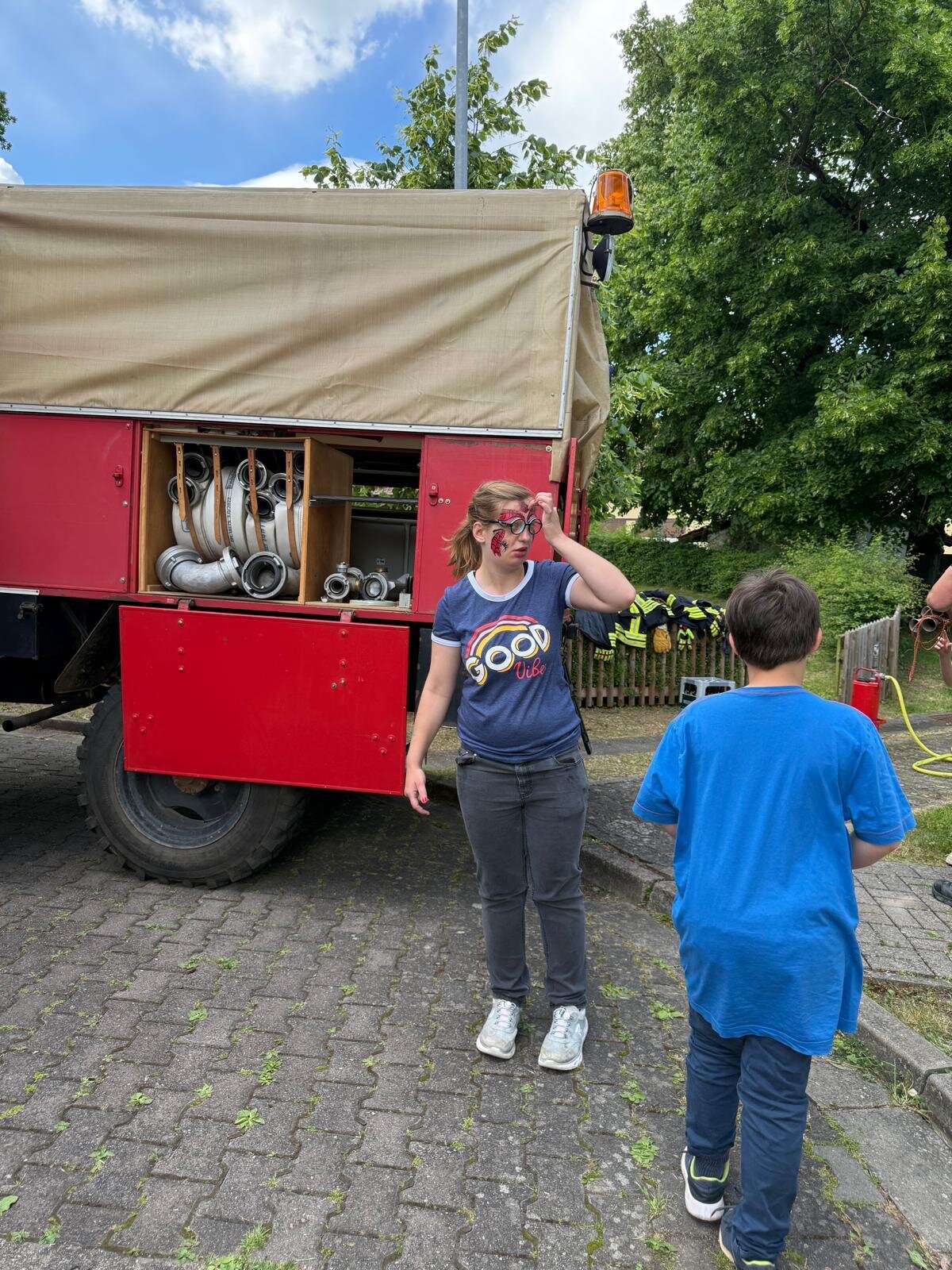 Sie konnten es kaum abwarten mit der Feuerwehr eine Runde im Dorf zu drehen.