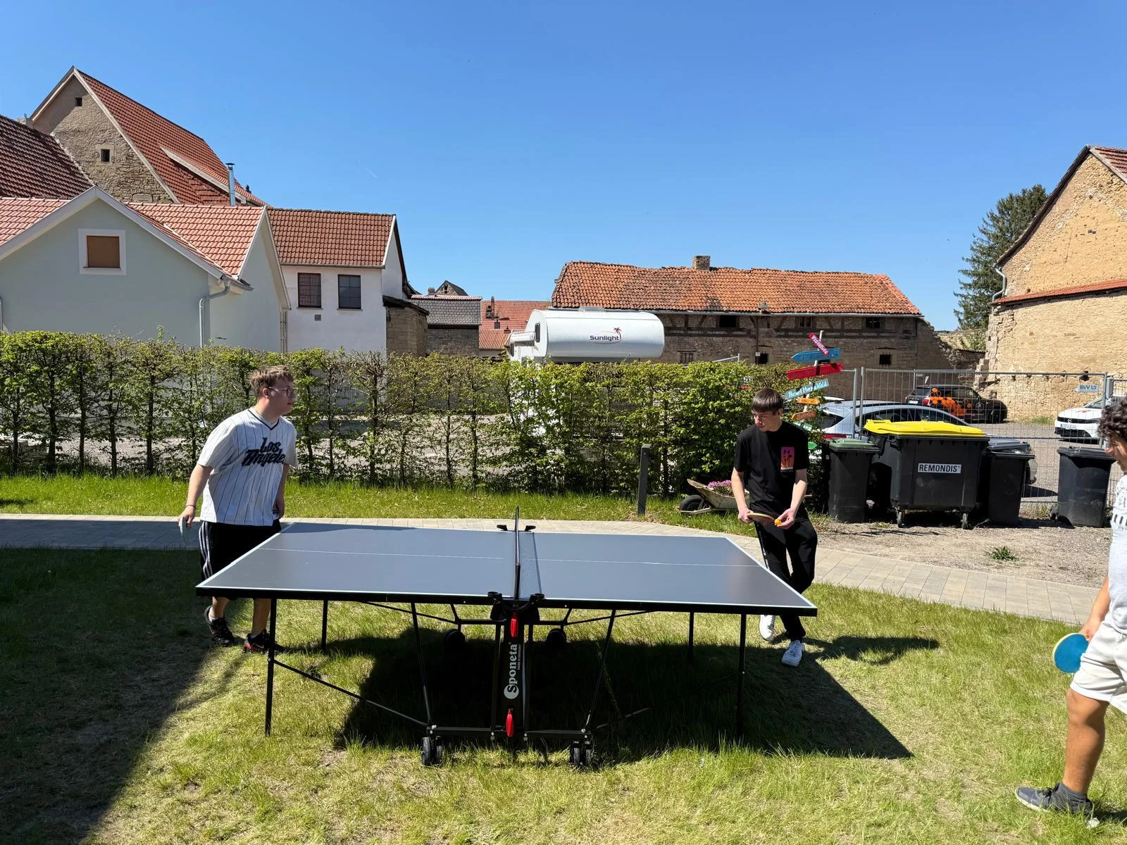 Einmal um die Tischtennisplatte herum.