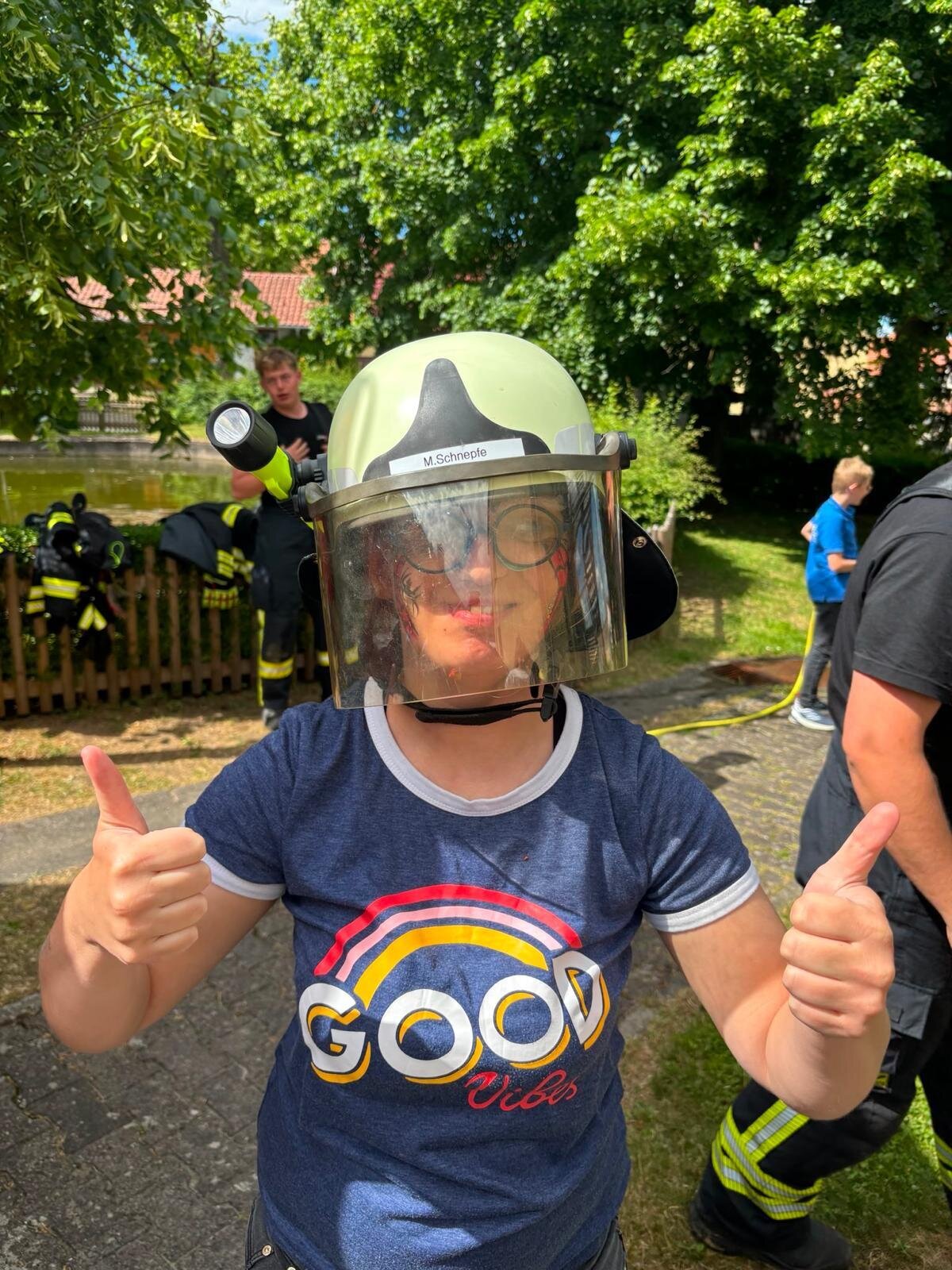 Ganz stolz trägt sie einen Feuerwehrhelm.
