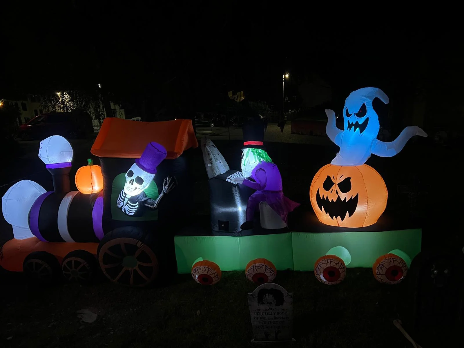 Halloweenzug bei einem Haus in Bad Tennstedt.