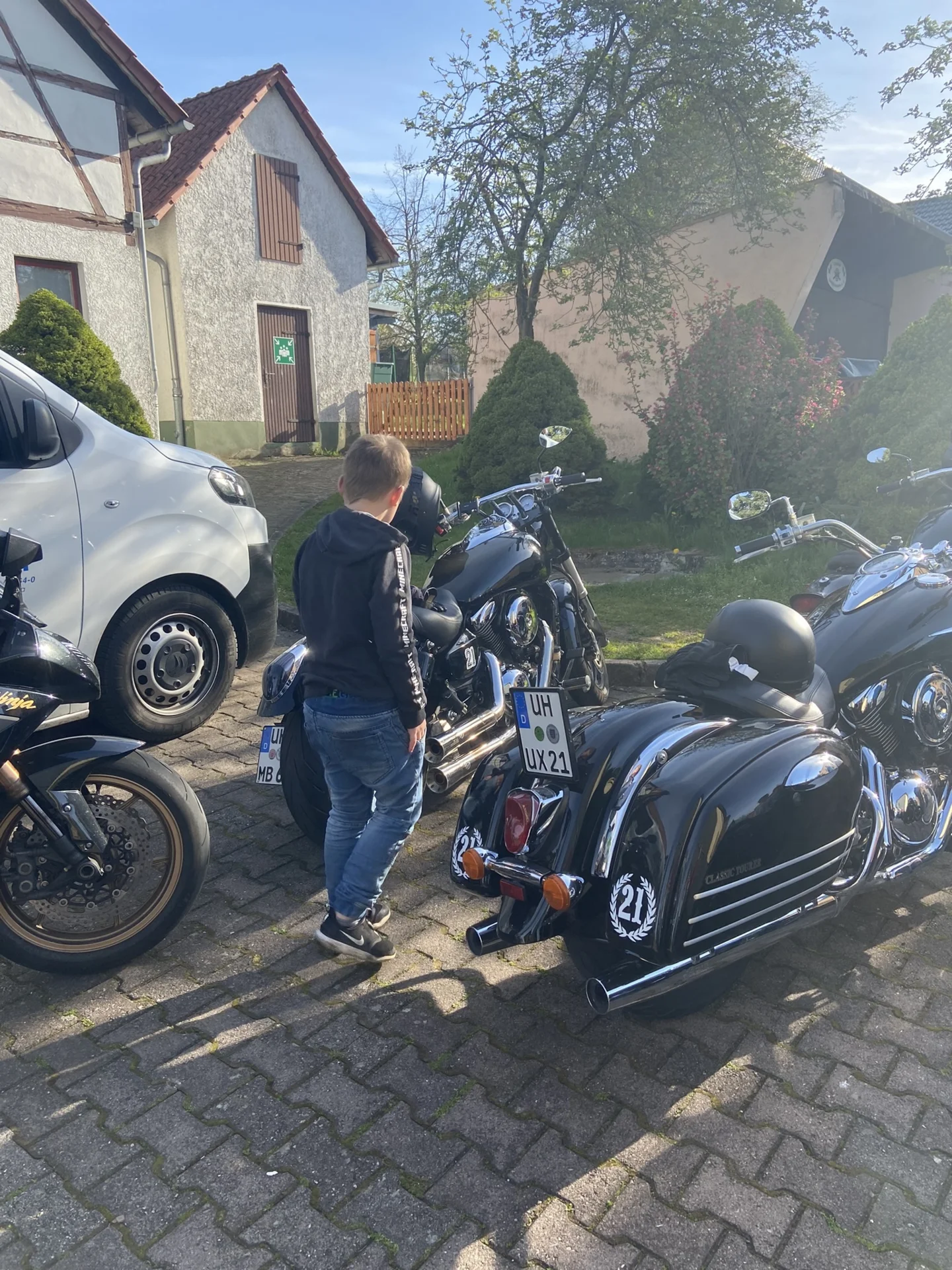 Kind schaut sich die Motorräder an