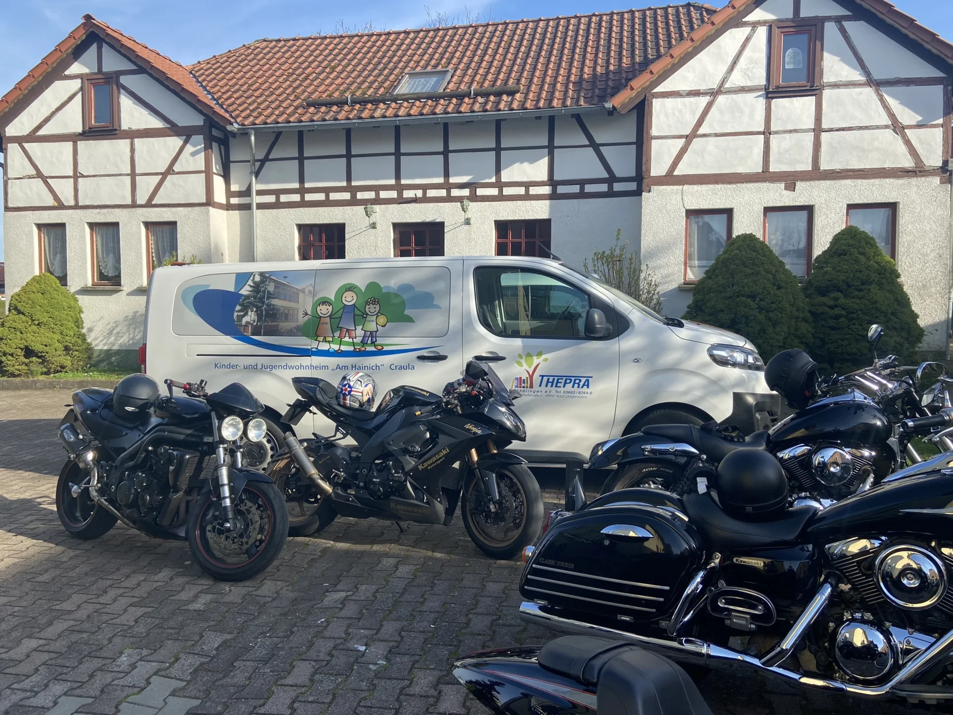 Motorräder vor dem Thepra Bus