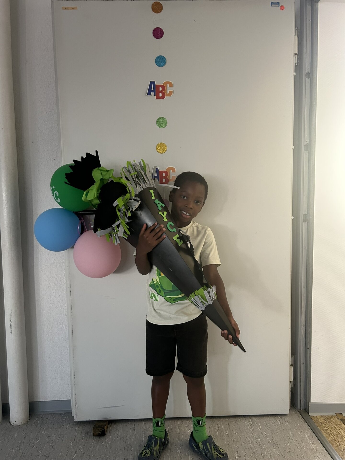 Kind posiert mit Lego Ninjago-Zuckertüte in der Hand