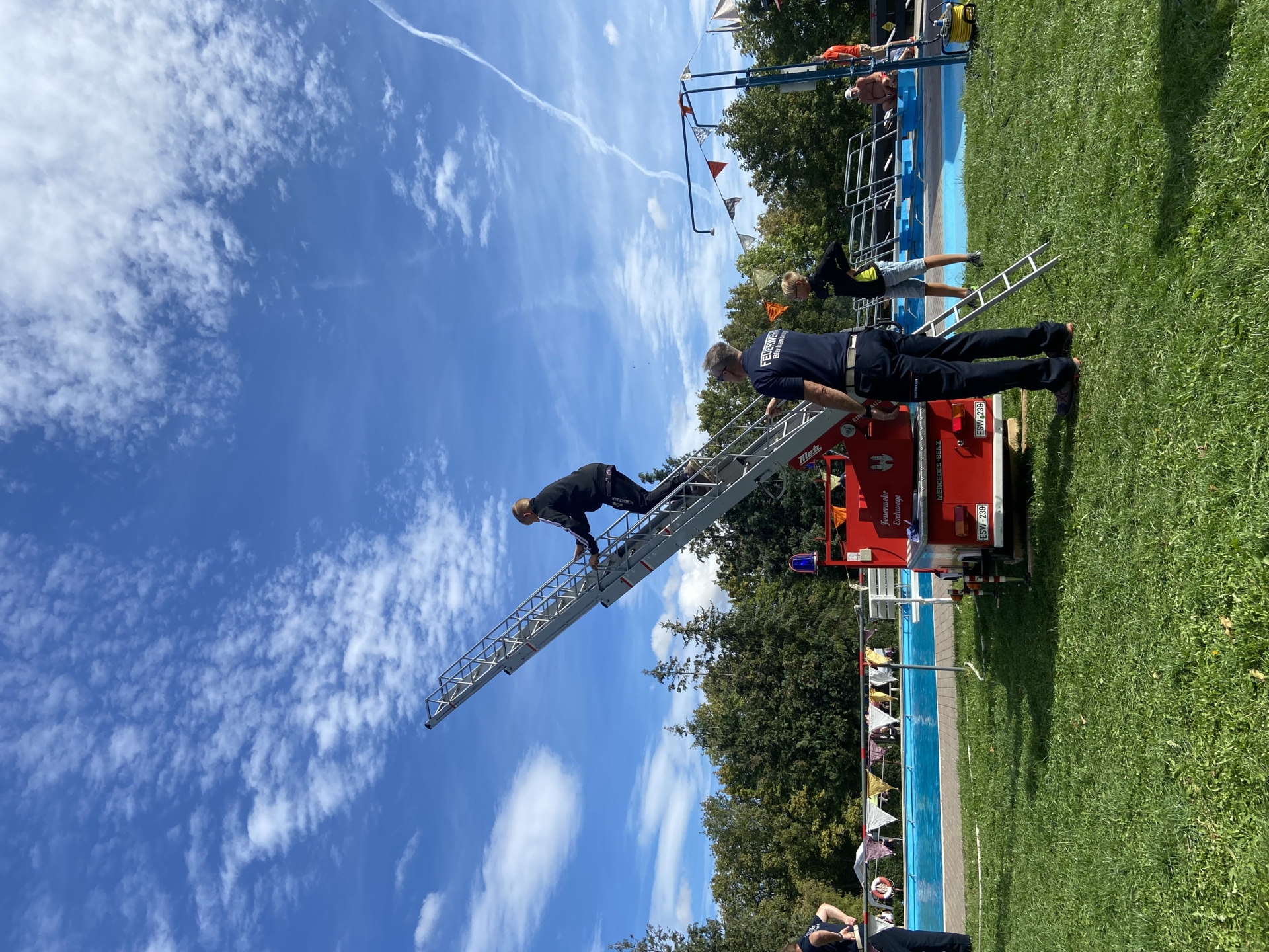 Kind klettert auf Feuerwehrleiter