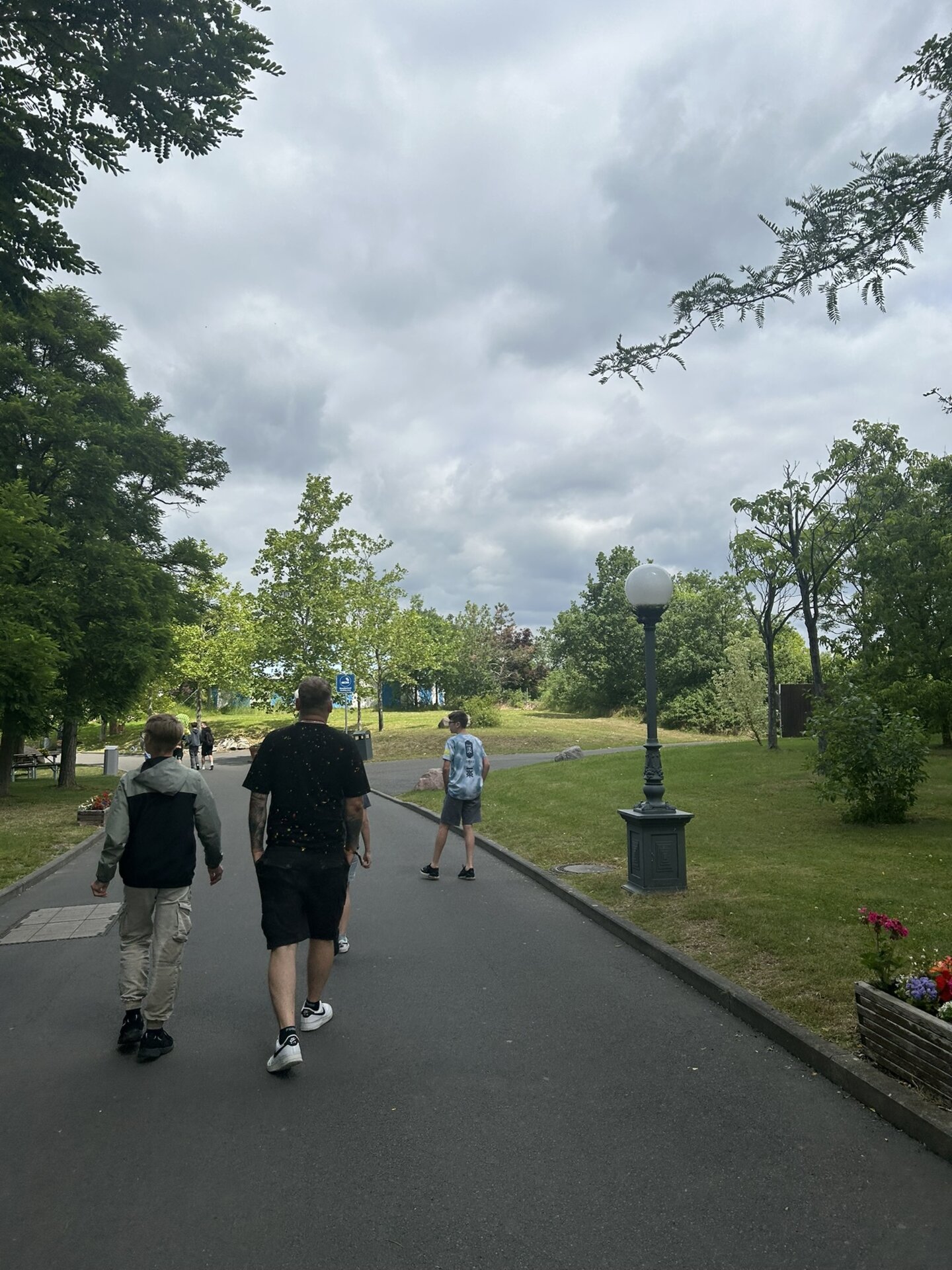 Kinder und Erzieher laufen durch den Belantis-Park