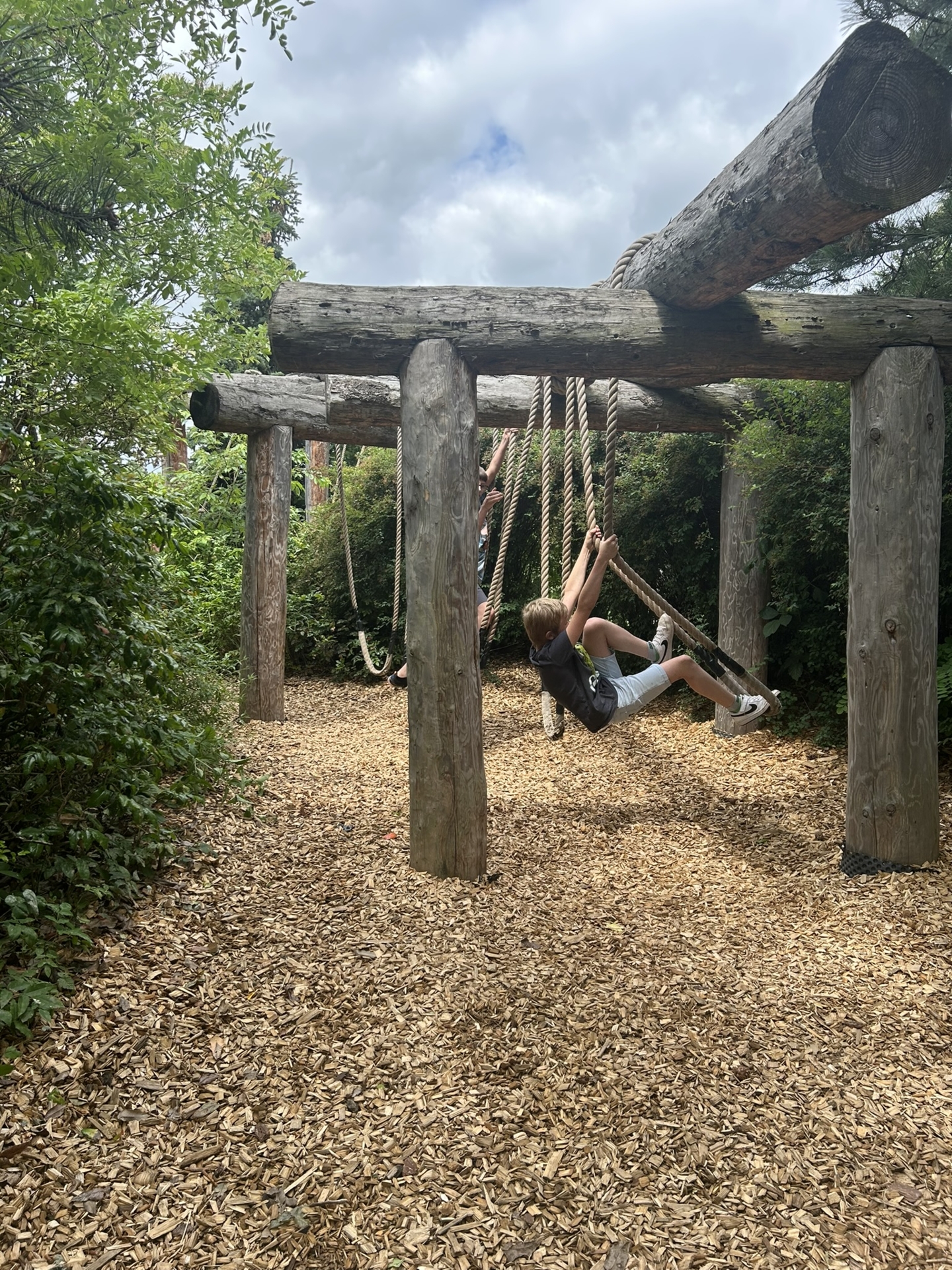 Kinder auf dem Kletterpfad