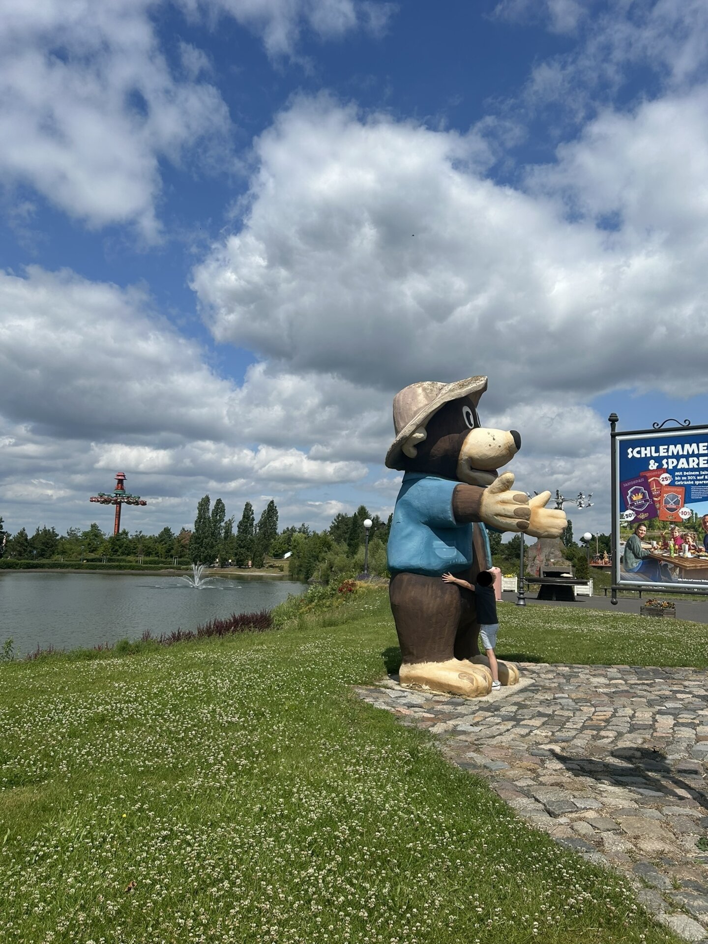 Junge umarmt Belantis-Park-Maskottchen