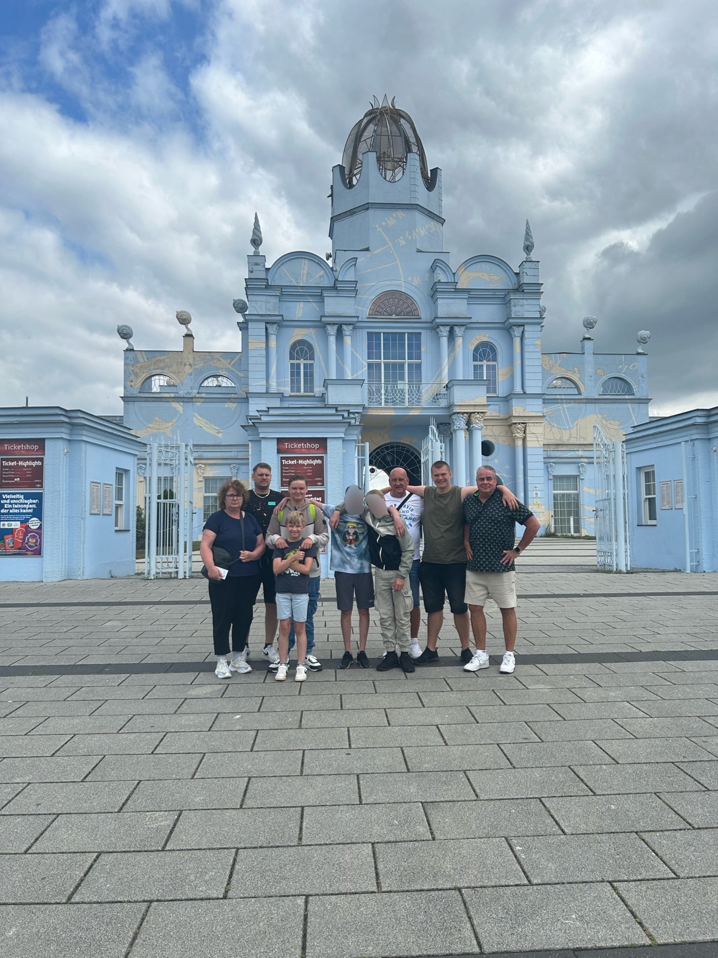 Gruppenbild mit den Kindern, Jugendlichen und Mitarbeiter*innen vor dem Eingang des Freizeitparks Belantis