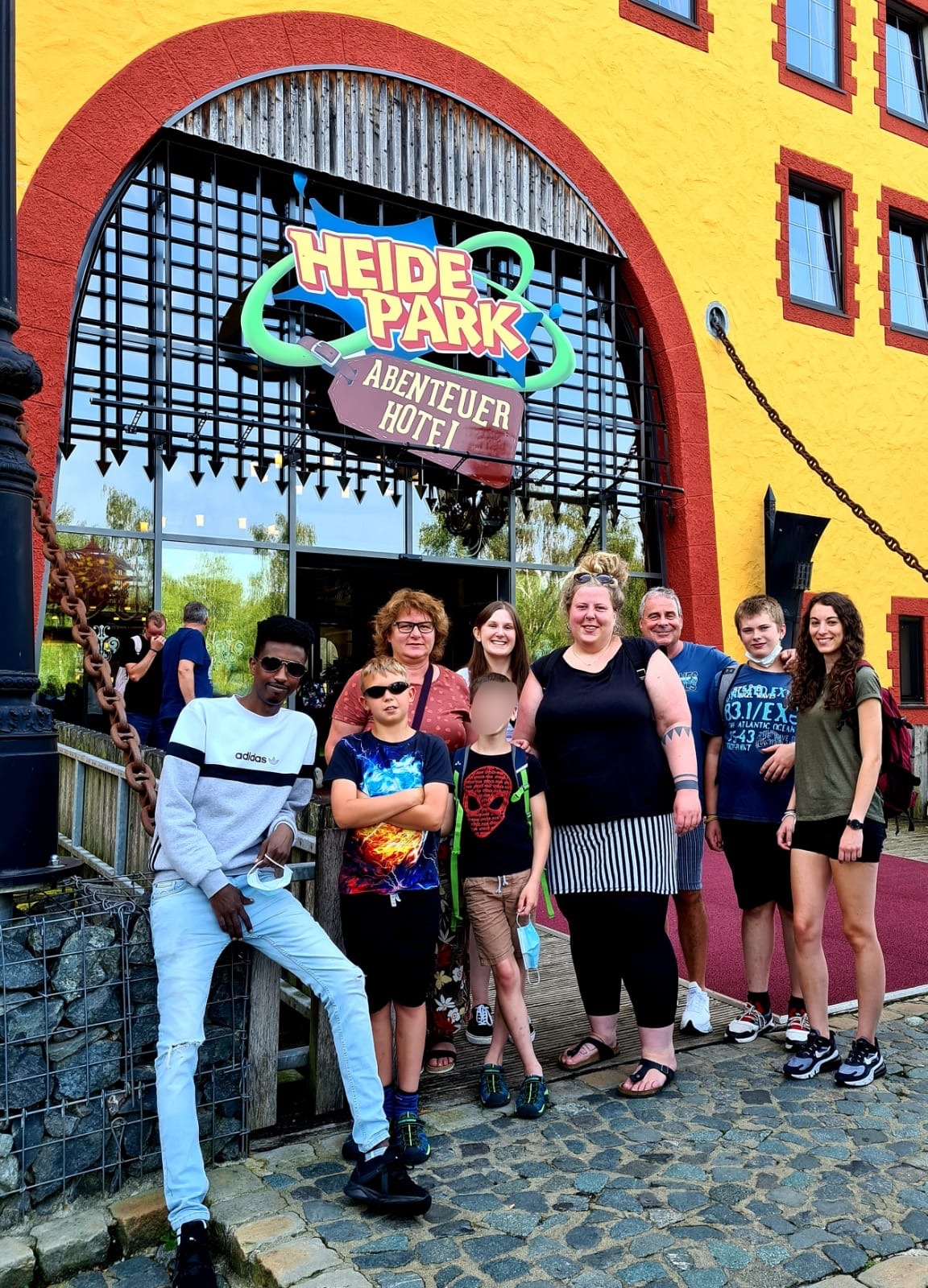 Gruppenbild vor dem Eingang des Heideparkhotels