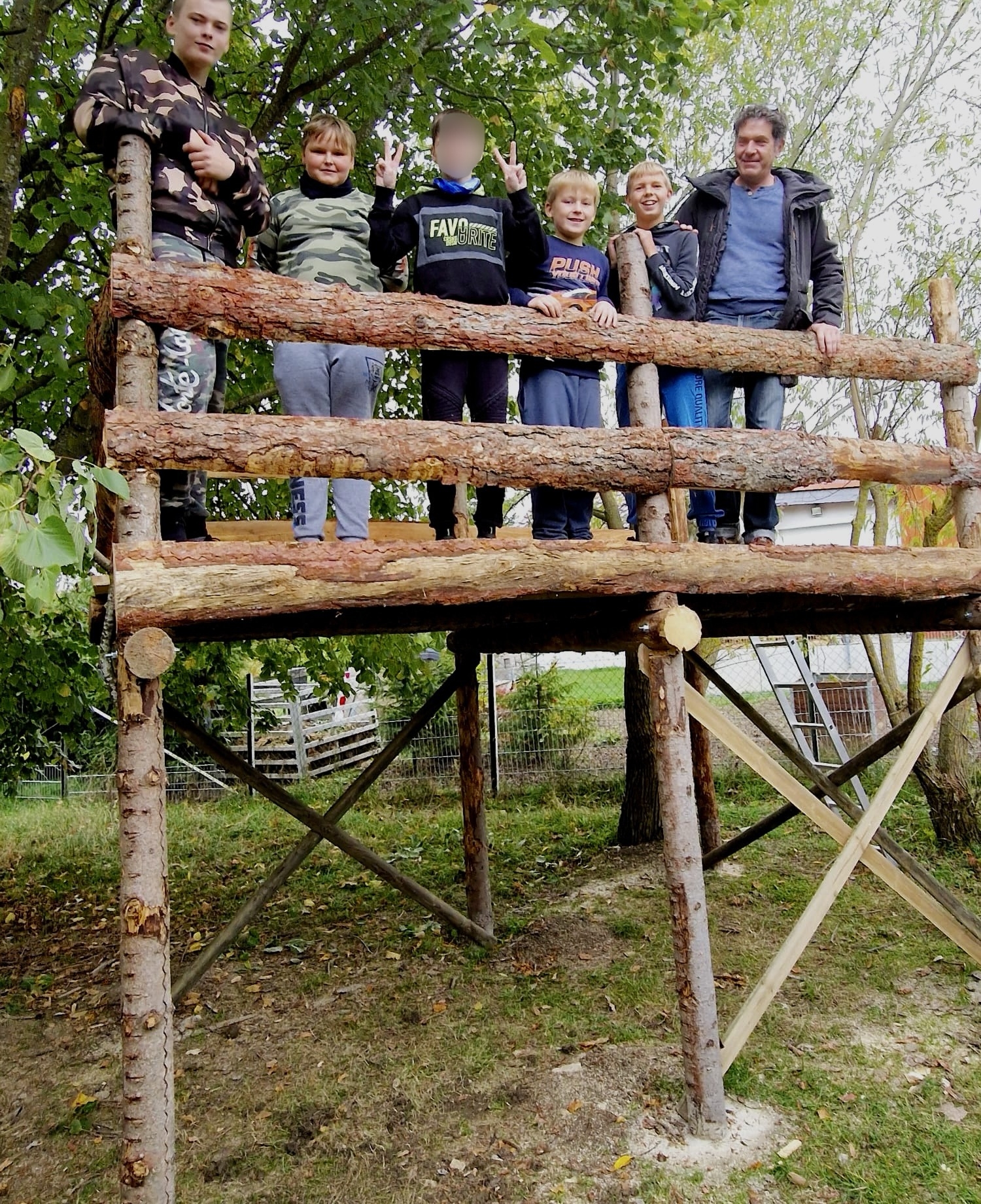 Gruppenbild auf dem Rohbau der Hütte im Garten