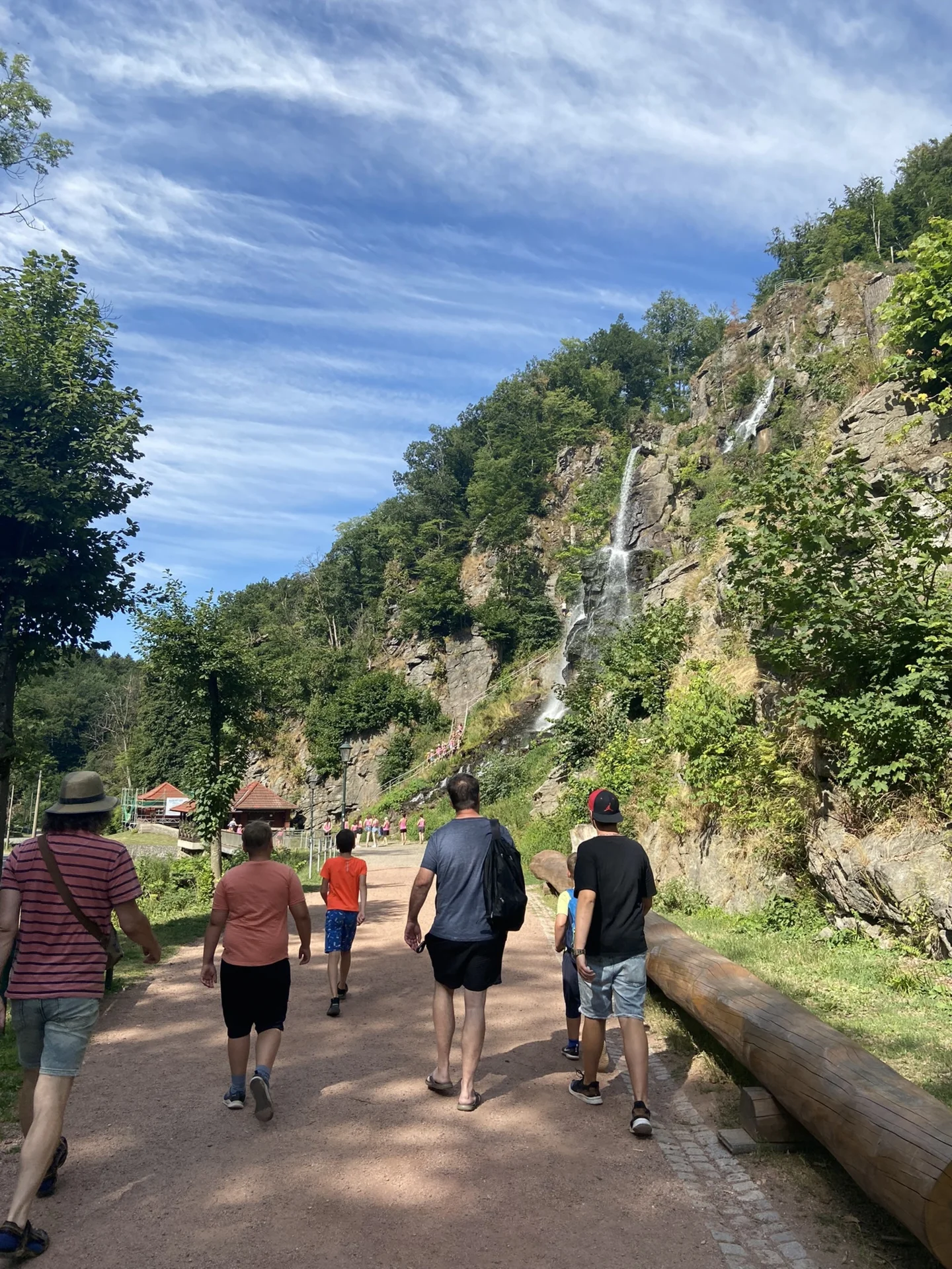 Kinder und Erzieher laufen zum Trusetaler Wasserfall