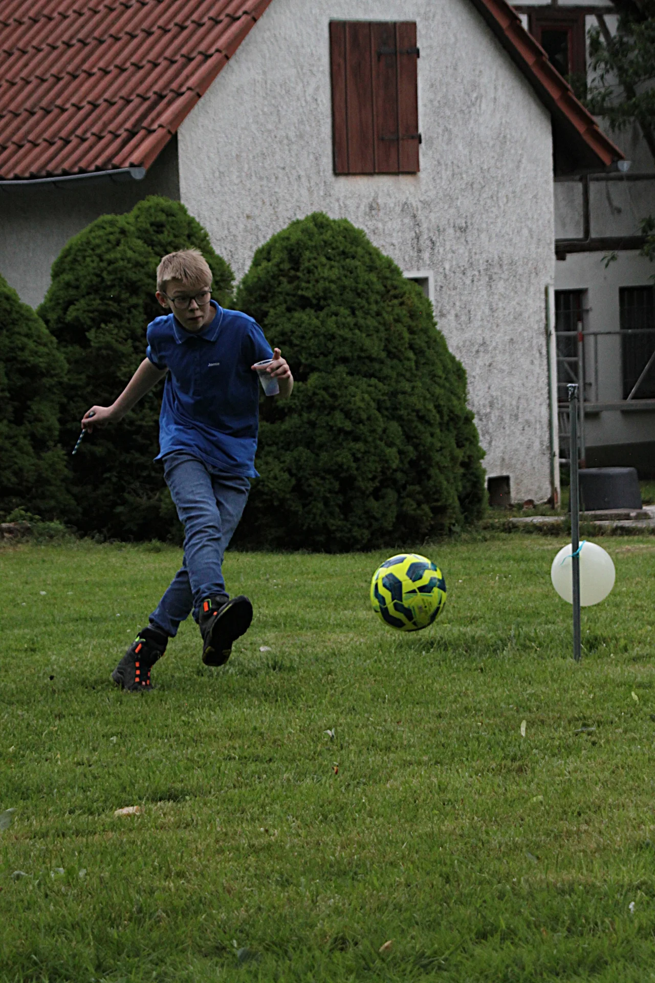 Kind schießt Fußball