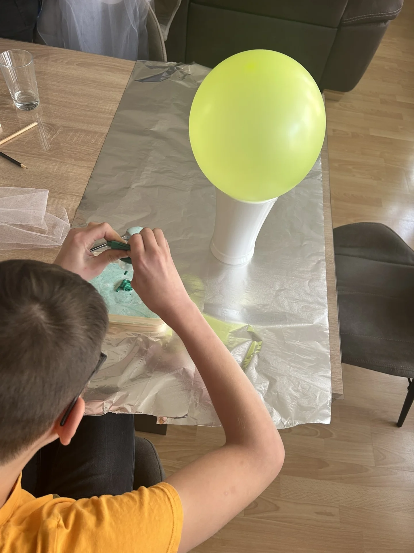 Kind mischt Farbe und Tapetenkleister