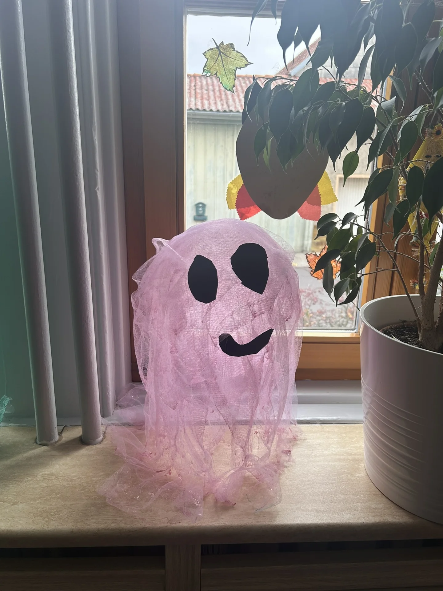 kleiner pinker Halloween-Geist