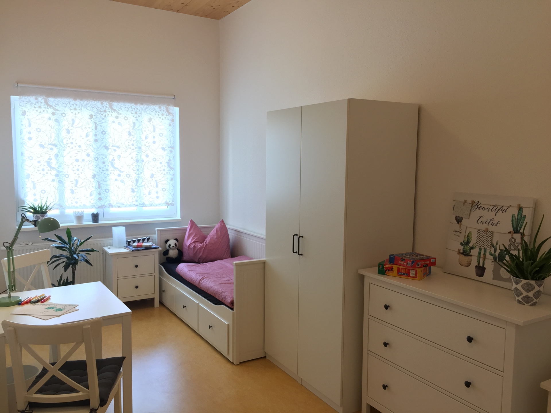 Unsere Kinder und Jugendlichen bewohnen Zweibettzimmer, die sie individuell gestalten können.