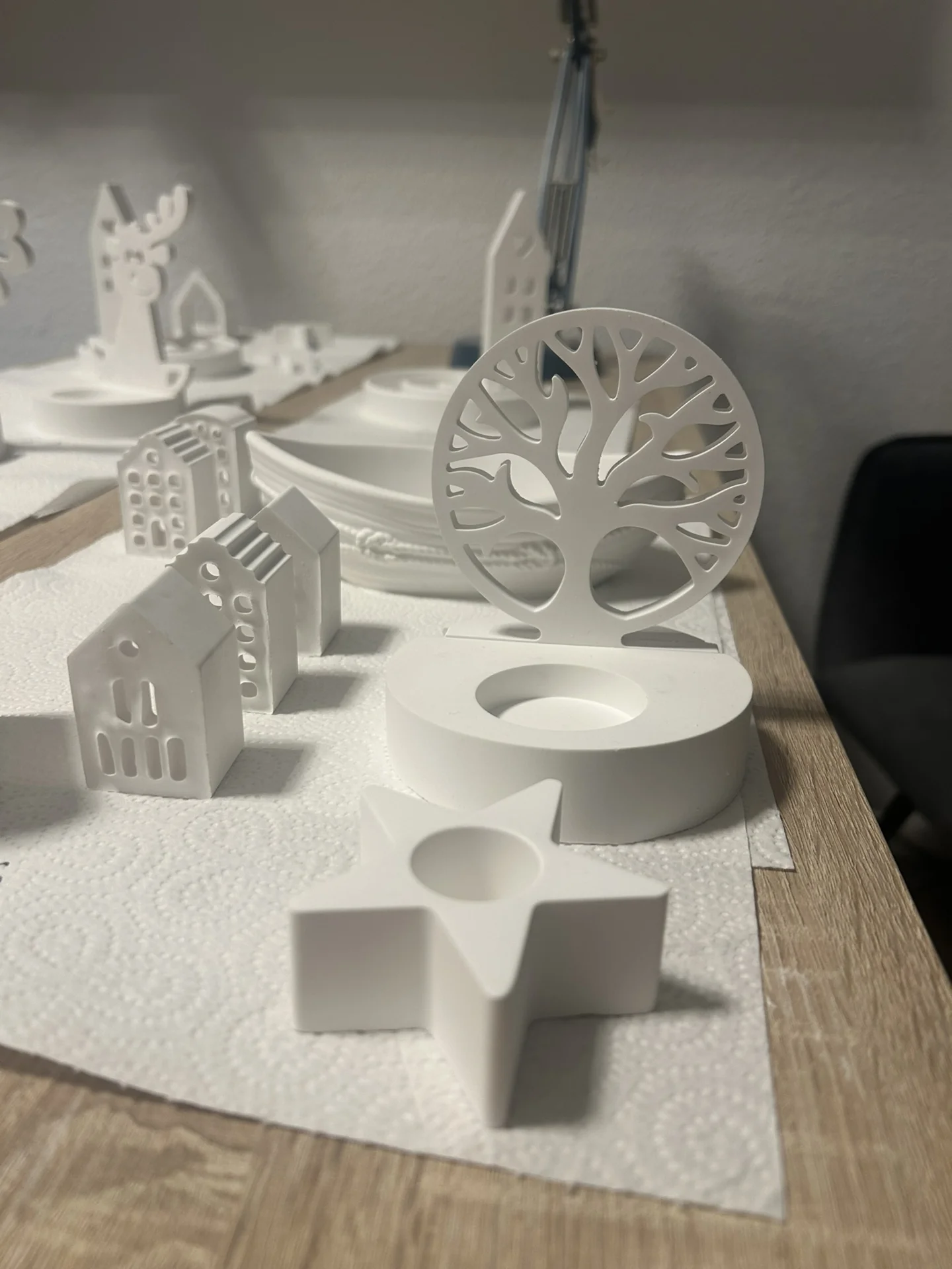 die fertigen Gipsfiguren hintereinander aufgestellt, in der Mitte ein Lebensbaum