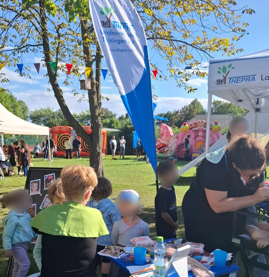 Mitarbeiter des THEPRA Landesverbandes Thüringen e.V. beim Kinderschminken zum Märchengarten in Sömmerda 2026